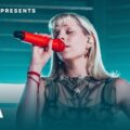 AURORA が Amazon Music CURVED に出演した「When the Dark Dresses Lightly」のライブ映像を公開！