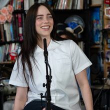 Billie Eilish が人気企画 Tiny Desk Concert に出演したパフォーマンス映像が公開！