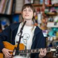 Faye Webster、NPR Music の人気企画 Tiny Desk Concert に出演したパフォーマンス映像が公開！