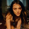 LAのシンガーソングライター Charlotte Lawrence、新曲「Dog」をリリース！