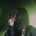 LAのシンガーソングライター Deb Never、新曲「This Alive」のライブ映像を公開！