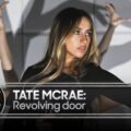 Tate McRae、米のTV番組 The Tonight Show で最新シングル「Revolving Door」を披露！