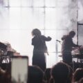 Thom Yorke が Mark Pritchard とのコラボ曲「Back in the Game」をライブで初披露！